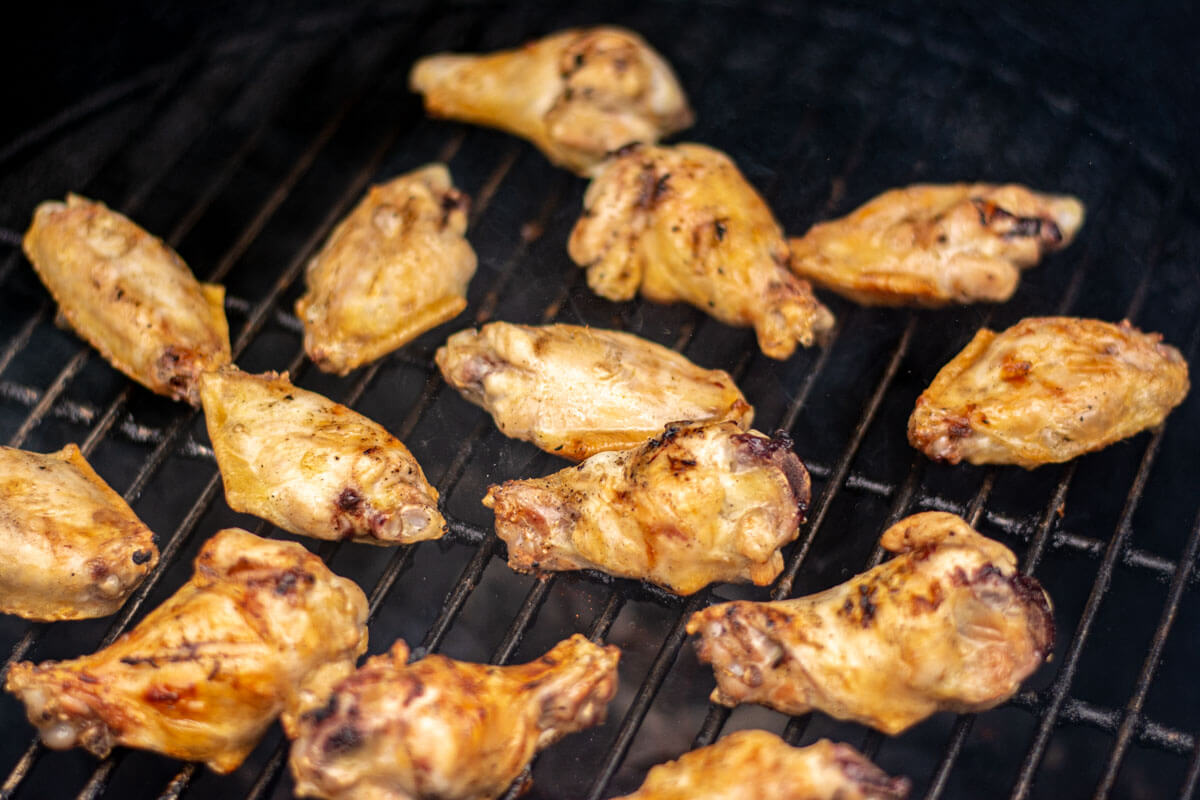 grilled chicken wings on the grill grate with a bit of olive oil.